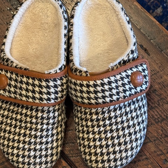 Vionic Shoes - Vionic Carlin Orthopedic Houndstooth Supportive Slippers with Velcro Closure